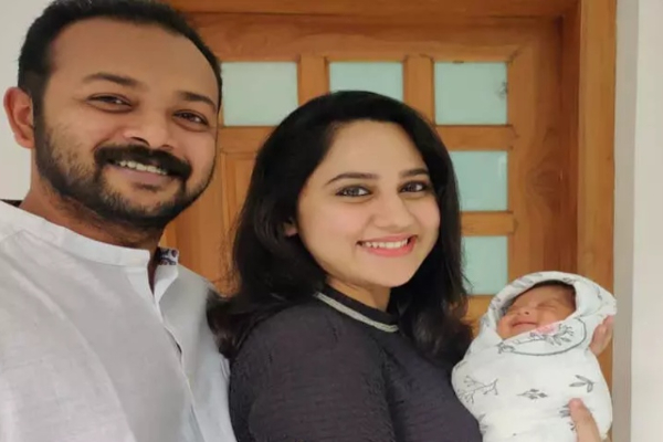 செம்ம க்யூட்டான மகனை உலகிற்கு அறிமுகம் செய்த பிரபல நடிகை! | Cinema