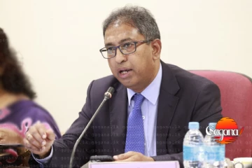 භාණ්ඩාගාරය පිරී ඉතිරිලා ගියා කියපු හර්ෂම මෙවර අයවැයට විරුද්ධව කට අරියි - කිසි පිළිවෙලක් නෑ කියයි