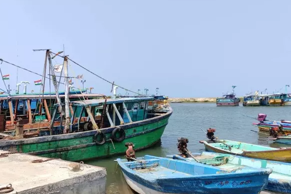 பதுக்கப்பட்ட எரிபொருள் விலை அதிகரிப்பின் பின் விற்பனையா..! நா.வர்ணகுலசிங்கம் கேள்வி | Is Stockpiled Fuel Sold After Price Increase