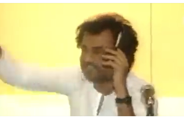 கையில் cigarette உடன் பிரஸ் மீட்டில் பதிலளித்த சூப்பர் ஸ்டார் ரஜினிகாந்த் ! அதுவும் எப்போது தெரியுமா? | Rajini Answered Press Meet With His Cigarette