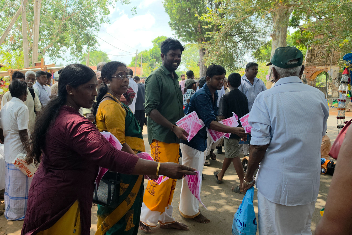 குப்பைகளுக்கு எதிராக விழிப்புணர்வு! கீரிமலையில் மக்கள் எடுத்த நடவடிக்கை | Leaflet Campaign Against Keerimalai Waste குப்பைகளுக்கு எதிராக விழிப்புணர்வு! கீரிமலையில் மக்கள் எடுத்த நடவடிக்கை | Leaflet Campaign Against Keerimalai Waste