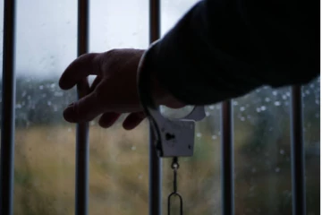 நீதிமன்ற வளாகத்திலிருந்து 30 வழக்குகளுடன் தொடர்புடைய கைதி தப்பியோட்டம்