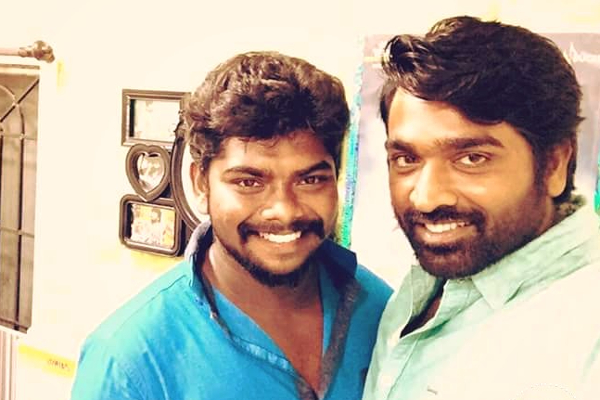 விஜய் சேதுபதிக்கு தமிழில் டப்பிங் பேசிய விஜய் டிவி நட்சத்திரம்.. யார் தெரியுமா | Popular Vijay Tv Person Dubbed Vijay Sethupathi விஜய் சேதுபதிக்கு தமிழில் டப்பிங் பேசிய விஜய் டிவி நட்சத்திரம்.. யார் தெரியுமா | Popular Vijay Tv Person Dubbed Vijay Sethupathi