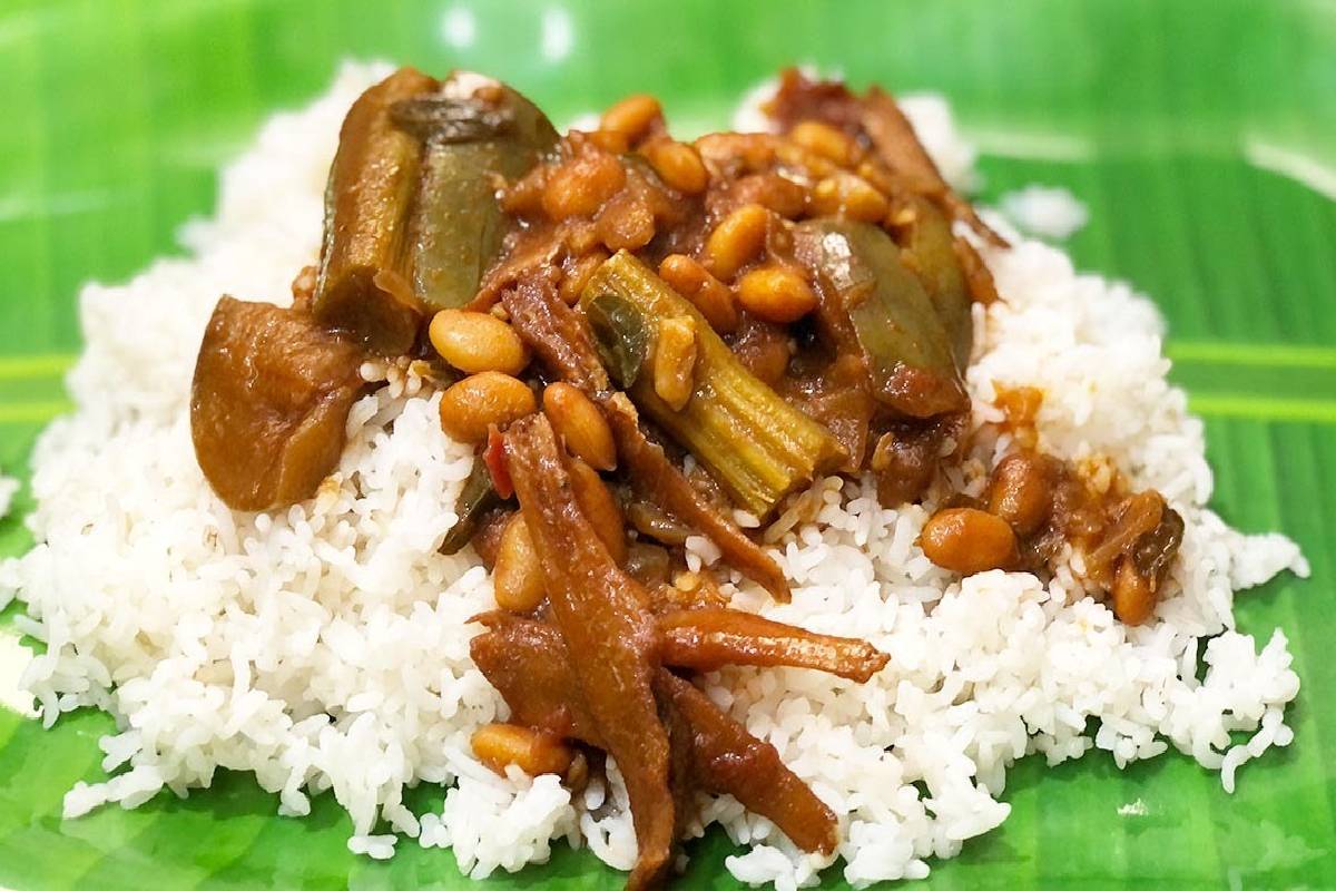 பார்த்தாலே பசி எடுக்கும் மொச்சைப் பருப்பு கருவாட்டு குழம்பு : இப்படி செய்தா கொஞ்சமும் மிஞ்சாது! | Tasty And Healthy Mocha Karuvadu Kulambu Recipe பார்த்தாலே பசி எடுக்கும் மொச்சைப் பருப்பு கருவாட்டு குழம்பு : இப்படி செய்தா கொஞ்சமும் மிஞ்சாது! | Tasty And Healthy Mocha Karuvadu Kulambu Recipe