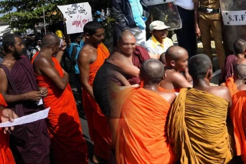 இலங்கை அரசியலில் திடீர் குழப்பம்: திட்டமிட்டு களமிறக்கப்படும் போலி சிங்கள துறவிகள்