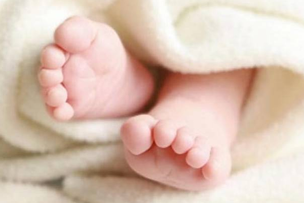குடும்பத்தின் வறுமையை போக்க தாய் ஒருவர் எடுத்த அதிர்ச்சி முடிவு! | Mother Try To Sell The Child Alleviate The Poverty
