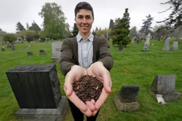 இயற்கை உரமாக மாறும் மனித உடல்கள்: புதிய நடைமுறைக்கு அனுமதி