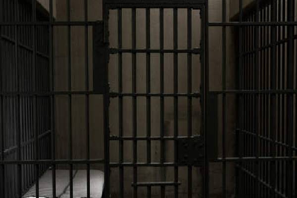 சிறைச்சாலை அதிகாரியை தாக்கிய ஐவர் | Five Person Attack A Prison Officer