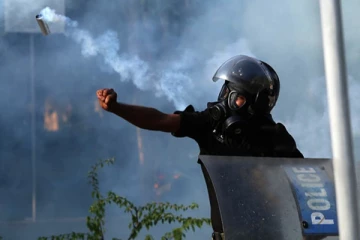 ஆர்ப்பாட்டத்தில் ஈடுபட்டவர்கள் மீது கண்ணீர் புகை பிரயோகம்