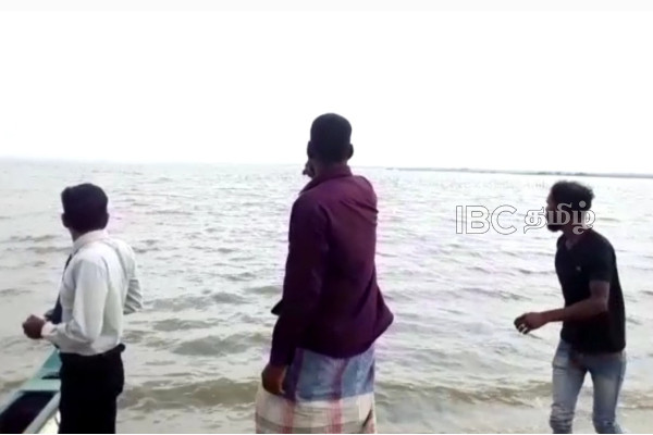 ஆற்றில் தோணி கவிழ்ந்ததில் குடும்பஸ்தர் பலி - கொக்கட்டிச்சோலையில் சம்பவம் | Family Man Dies River Incident In Kokkaticholai
