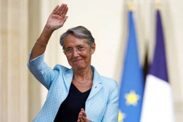 பிரான்ஸில் 30 ஆண்டுகளுக்கு பிறகு பிரதமராக பெண் ஒருவர் நியமனம்!