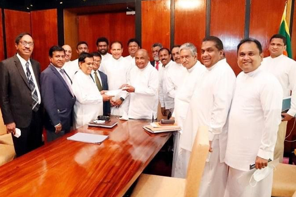 சுயாதீன எம்.பிக்கள் குழுவும் அரசியல் அமைப்பு திருத்தம் தொடர்பிலான முன்மொழிவை சபாநாயகரிடம் கையளித்தனர் (photo) | Parliament Wimelweerawansa Mahindayapa Amendment சுயாதீன எம்.பிக்கள் குழுவும் அரசியல் அமைப்பு திருத்தம் தொடர்பிலான முன்மொழிவை சபாநாயகரிடம் கையளித்தனர் (photo) | Parliament Wimelweerawansa Mahindayapa Amendment