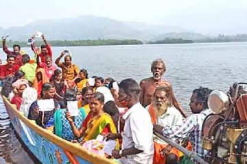 குமரி மலை கிராம பழங்குடி மக்கள் படகில் வந்து வாக்களித்தனர்