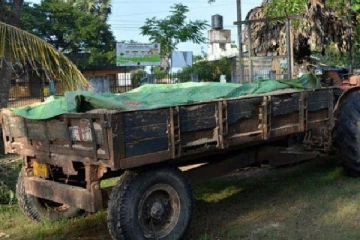 கரடியனாறில் உழவு இயந்திரத்தில் சிக்கி ஒருவர் உயிரிழப்பு