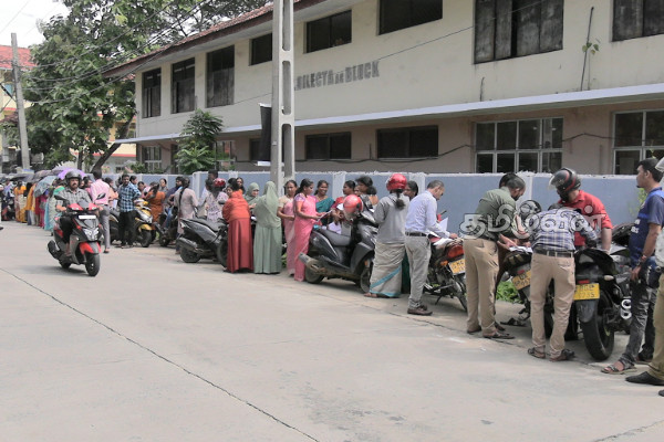 மட்டக்களப்பு மனித உரிமைகள் ஆணைக்குழுவிற்கு முன்பாக ஒன்றுகூடிய ஆசிரியர்கள் | Ministry Of Education S Violations Of Human Rights