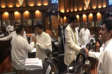 கட்சி தாவியவர்களை கைகொடுத்து வரவேற்ற சஜித் பிரேமதாச
