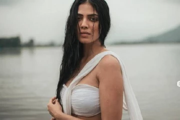 பிகினி புகைப்படத்தை காட்டுங்க!! ரசிகர் ஆசையை நிறைவேற்றிய நடிகை மாளவிகா மோகனன்..