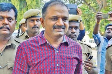 பேரறிவாளன் விடுதலை - கட்டி அணைத்து ஆனந்த கண்ணீர் விட்ட குடும்பத்தினர் - வைரலாகும் புகைப்படம்