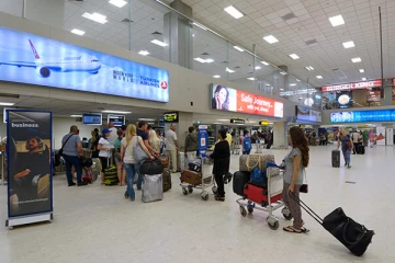 கட்டுநாயக்க விமான நிலையத்தில் சிக்கிய பெண்