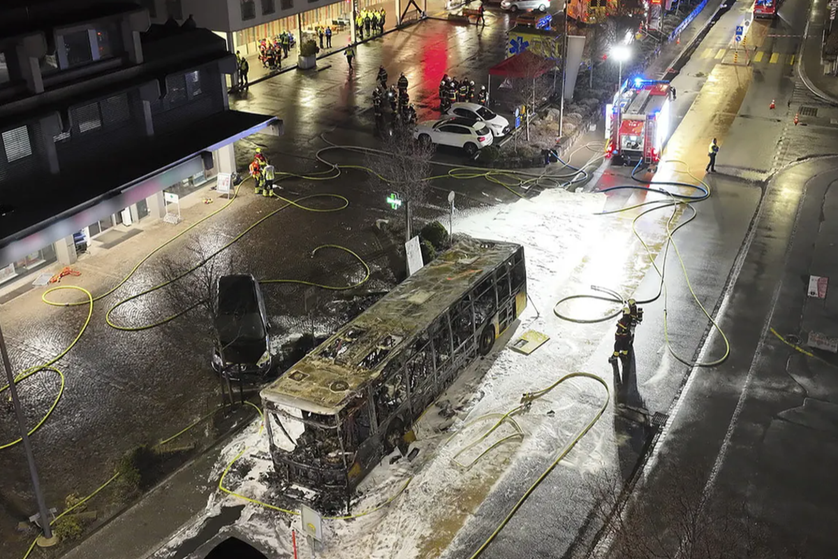 சுவிஸில் பேருந்து தீ விபத்தில் நேர்ந்த துயரம்; யாழ் இளைஞன் உயிரிழப்பு | Jaffna Youth Tragically Dies In Bus Fire In Swiss