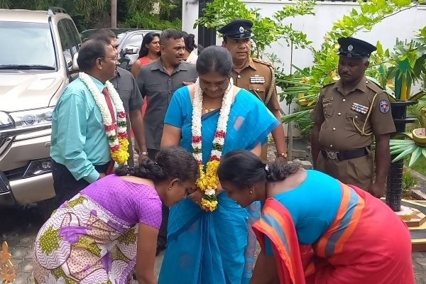 தமது கடமைகளை பொறுப்பேற்றார் ஆளுநர் பி.எஸ்.எம்.சாள்ஸ் (Photos) | Governor B S M Sales Assumed His Duties