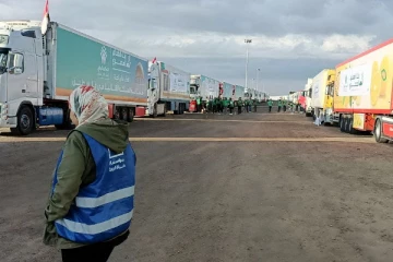 உதவிப்பொருட்களுடன் காசாவுக்குள் நுழைந்த கனரக வாகனங்கள்!