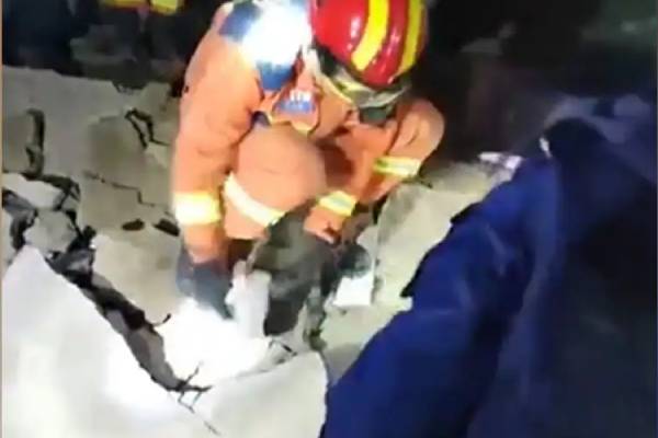 சீனாவில் பாரிய பூகம்பம் - 111 பேர் பலி | Massive Earthquake In China 111 Dead