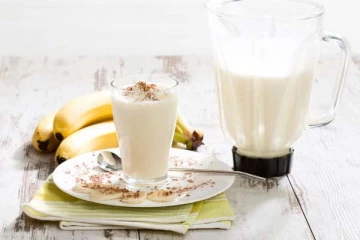 பாலுடன் இந்த பழத்தினை சேர்த்து சாப்பிடவே கூடாதாம்! இனியும் இந்த தவறை செய்யாதீங்க