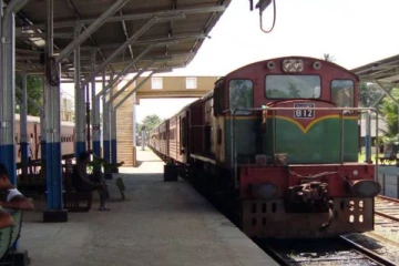 இலங்கையில்  திடீரென ரத்து செய்யப்பட்ட பல ரயில் சேவைகள் ! பயணிகள் அவதி