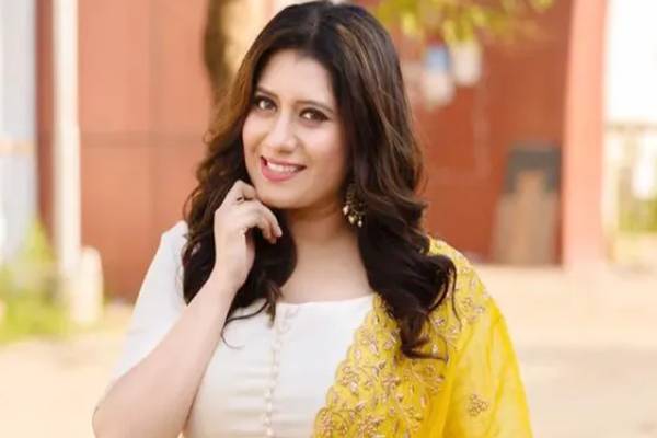 நிலாவுக்கு நடுவில் தேவதையான பிரியங்கா.. குவியும் கமெண்ட்ஸ் | Vj Priyanka Recent Photos Viral In Social Media