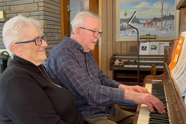 90 வயதில் பியானோ வாசித்து அசத்தும் முதியவர்; குவியும் பாராட்டுகள் | 90 Year Old Piano Player From New Brunswick 90 வயதில் பியானோ வாசித்து அசத்தும் முதியவர்; குவியும் பாராட்டுகள் | 90 Year Old Piano Player From New Brunswick