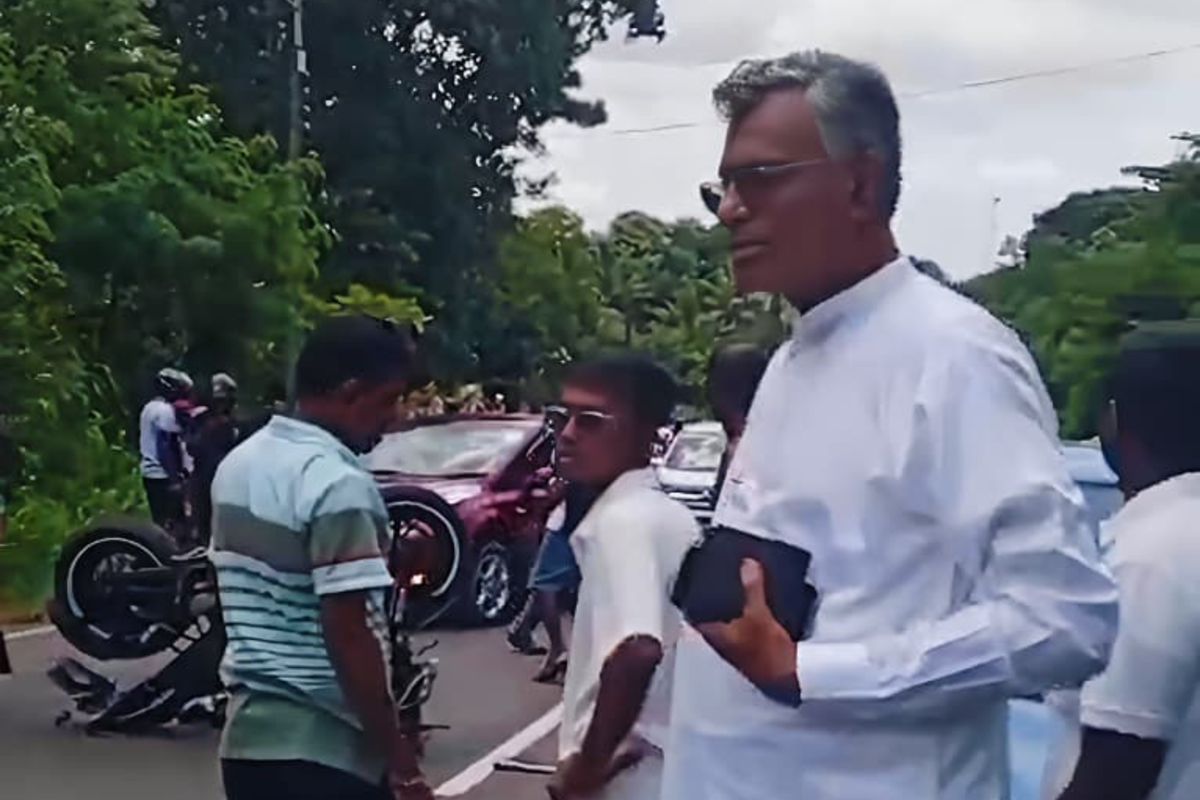 படுகாயங்களுடன் வீதியில் கிடந்த இளைஞன் ; முன்னாள் அமைச்சரின் நெகிழ்ச்சி செயல் ; குவியும் பாராட்டுக்கள் | Heartwarming Act By Sri Lanka S Former Minister படுகாயங்களுடன் வீதியில் கிடந்த இளைஞன் ; முன்னாள் அமைச்சரின் நெகிழ்ச்சி செயல் ; குவியும் பாராட்டுக்கள் | Heartwarming Act By Sri Lanka S Former Minister
