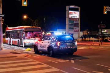 கனடாவில் கத்தி குத்து தாக்குதலில் மூவர் காயம்