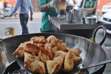 சமோசா சாப்பிட்ட நபரை அடித்துக்கொன்ற கடைக்காரர்.. நடந்தது என்ன?