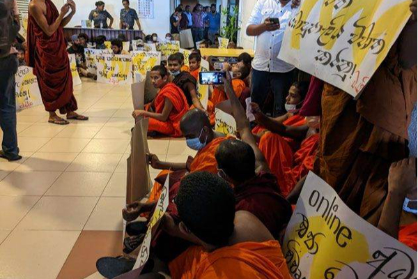 கல்வியமைச்சிற்குள் நுழையமுற்பட்ட 56 பேர் கைது!(Photos) | 56 People Enterministry Of Education Arrested
