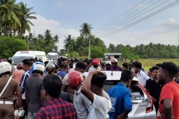 யாழில் கட்டுப்பாட்டற்ற வேகத்தால் தாய், தந்தை , மகனுக்கு நேர்ந்த சோகம்  (Photos)