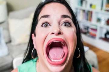 அடேங்கப்பா இவ்வளவு பெரிய வாயா?.. கின்னஸ் சாதனை படைத்த டிக்டாக் பெண்!