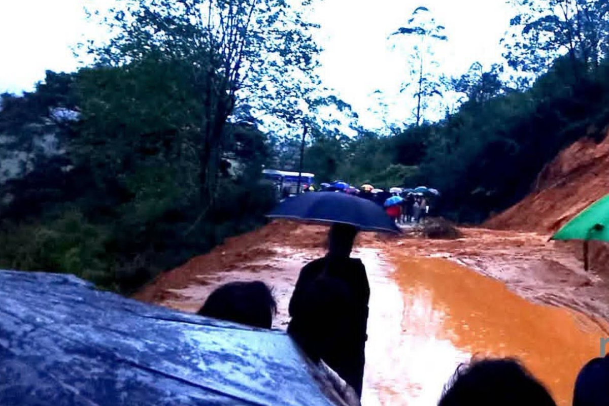 ஹட்டன் – கொழும்பு பிரதான வீதியில் பாரிய மண்சரிவு ; போக்குவரத்து பாதிப்பு | Landslide Disrupts Hatton Colombo Main Road