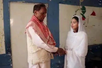 19 வயது பெண்ணின் பாடலுக்கு மயங்கிய 70 வயது முதியவர்! கல்யாணமே பண்ணிட்டாங்களாம்