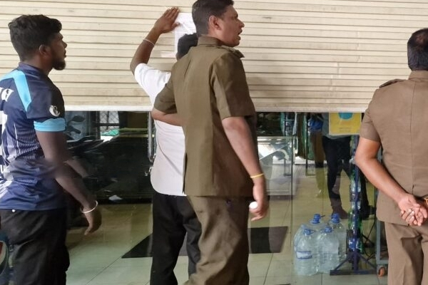 யாழ் பிரபல உணவகமொன்றில் கொத்துரொட்டி வாங்கியவருக்கு காத்திருந்த அதிர்ச்சி | A Shock Awaited The Person Jaffna Food Shop