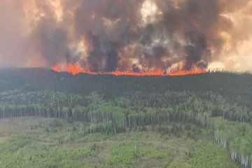 அல்பர்டா பிராந்தியத்தில் கட்டுக்கடங்காமல் எரியும் காட்டுத்தீ