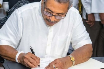 இராணுவத்தின் கட்டுப்பாட்டில் கோட்டாபய - பதவி விலகல் கடிதத்திலும் கையெழுத்திட்டார்!
