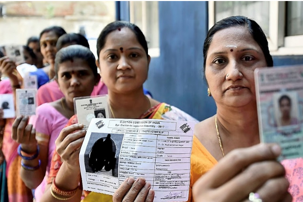 ஓட்டு போட்டால் தங்கம், நிலம், கார் - வாரி வழங்கும் வேட்பாளர்கள் | Pune Candidates Says If I Win Offer Gold Land Car