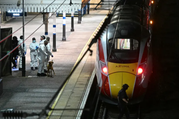 பிரித்தானியாவில் ஓடும் தொடருந்தில் பயங்கரம் - கத்திக்குத்தில் பலர் படுகாயம் | Multiple People Stabbed On London Bound Train