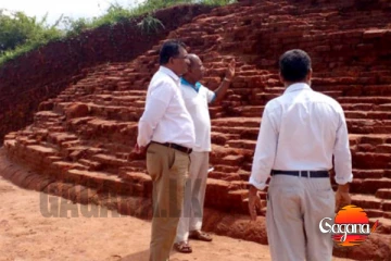 මෙහෙම විහාරයක් කෙරෙව්වෙම භික්ෂූන්ගෙන් වෙන් වෙලා භික්ෂූණින් ඉන්න ඕනේ නිසා, දැන් මේ මොනවද කරන විකාර, අනුලා සෑ භූමියටත් වලියක්
