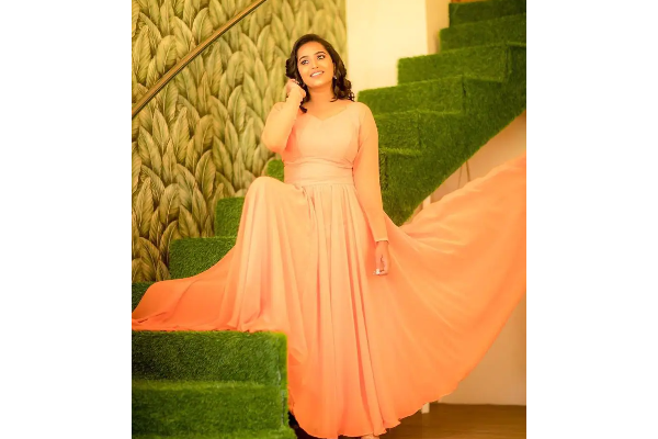 விதவிதமான மாடர்ன் உடையில் தொகுப்பாளினி ஜாக்குலின்! ஹீரோயின்களையும் மிஞ்சிடுவார் போல… எப்படி இருக்கின்றார் தெரியுமா? | Vijay Tv Anchor Jacquline Latest Modern