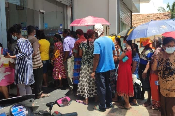 திருகோணமலையில் லங்கா சதொச நிறுவனத்தில் குவிந்த மக்கள்   (VIDEO)