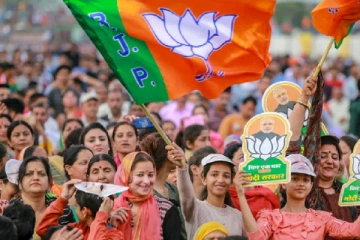 கர்நாடக அரசியல் : ஆன்மிக அரசியலா , காங்கிரஸ் ஆட்சியா ? வெல்லப்போவது யார்