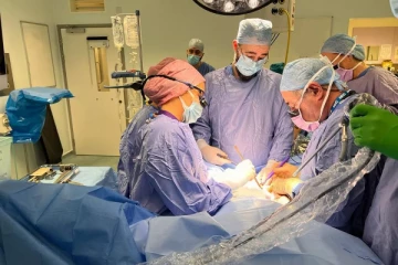 உலகில் முதல் முறை; தன் கருப்பையை தானமாக வழங்கிய சகோதரி; குழந்தை பெறவுள்ள பெண்!