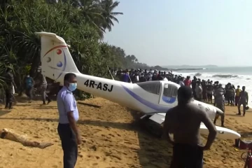 பேருவளை பகுதியில் திடீரென தரையிறங்கிய விமானம் (Photo)